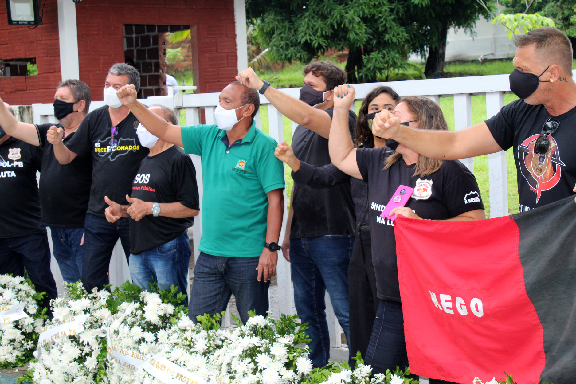 Entidades fazem homenagem aos policiais mortos e cobram do Governo Estadual vacina da Covid-19 